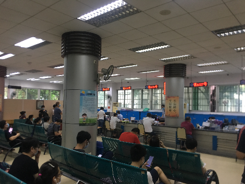 (图:省集中系统上线后参保群众在区社保中心服务大厅有序办理业务)