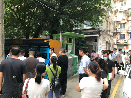 荔湾资讯 街道动态 (图:新塘镇工作人员现场观摩鹤建里社区垃圾分类