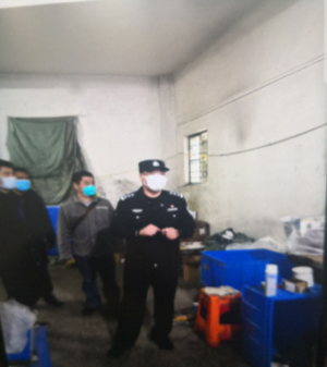 捣毁口罩制假窝点现场