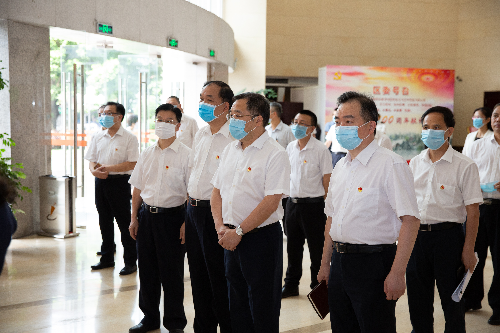 图：荔湾区领导参观疫情防控暨暖心惠民“党旗红”攻坚行动主题展.png
