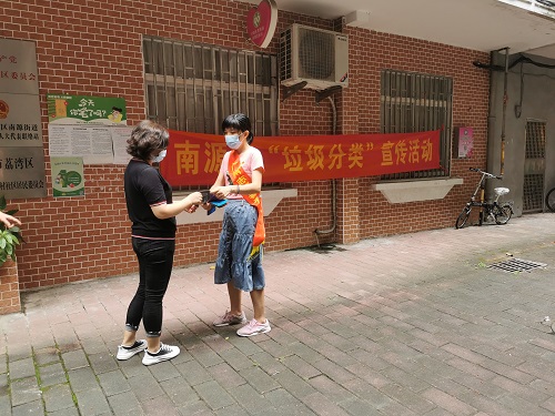 社区工作人员向居民派发垃圾分类宣传单张 (2).jpg