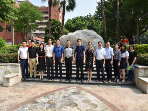 教师节来临之际,金花街党工委书记黄青坚带领班子成员走访慰问了四中