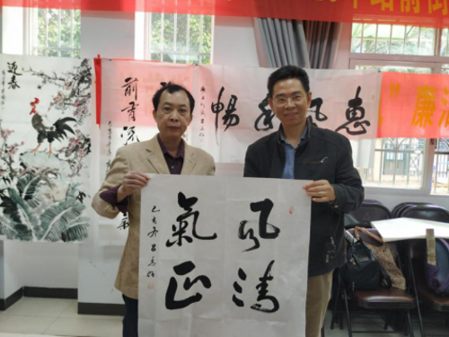 (图:广州市书法协会吕志强副会长题写"风清气正"送给街党工委)