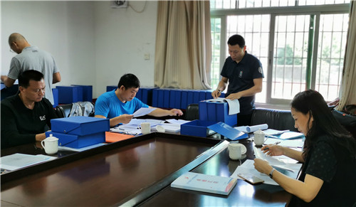 专家组核查荔湾体校相关的办学档案资料.jpg