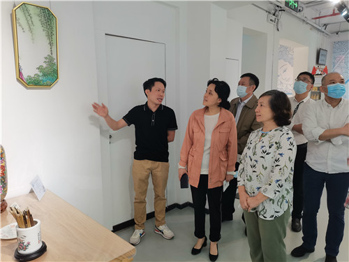 广彩传承人在介绍.jpg