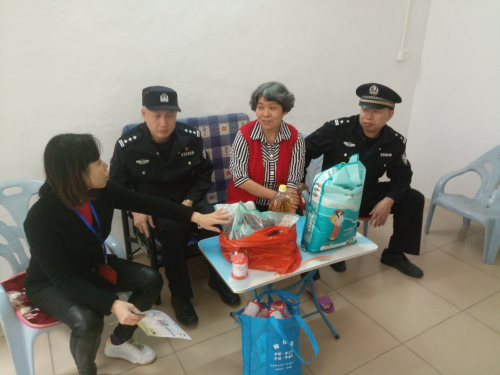 图为：走访小组慰问三无孤老何淑婉.jpg