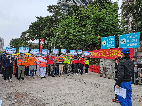 图二：参与现场应急演练部分单位人员.jpg