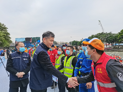 图五：演练总指挥为参与应急救援演练单位代表加油鼓劲.jpg