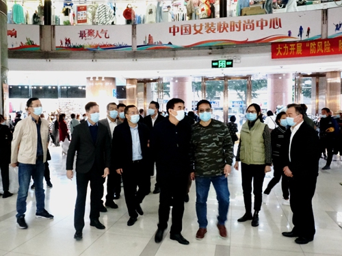 2020-12-23市人大常委会主任带队到荔湾区调研服装专业市场发展情况（组图）_副本.jpg