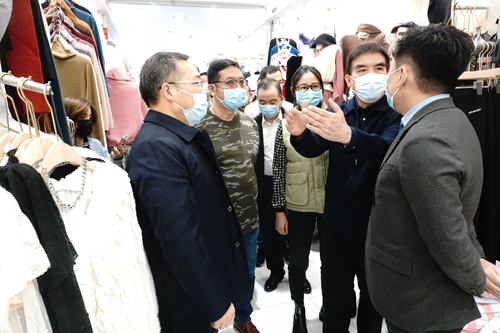2020-12-23市人大常委会主任带队到荔湾区调研服装专业市场发展情况2_副本.jpg