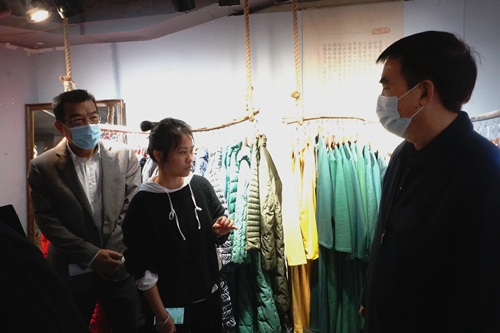 2020-12-23市人大常委会主任带队到荔湾区调研服装专业市场发展情况3_副本.jpg