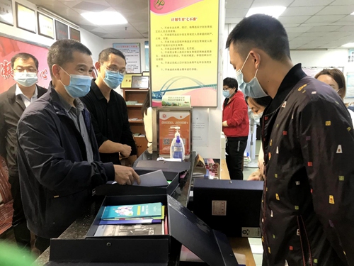 2021-2-5区人大常委会领导到经济联社督导疫情防控工作2_副本.jpg