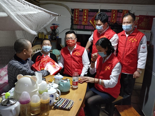 2021-2-8人大代表送慰问 浓浓关怀暖人心2_副本.jpg