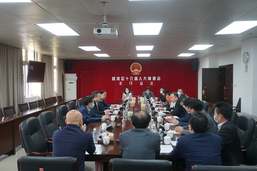 区委书记陈小华与人大机关干部职工进行亲切交流_副本.jpg