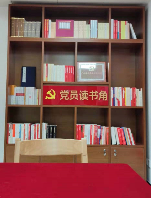 （图：荔湾海关设置了党员读书角）.jpg