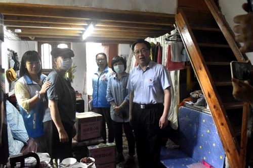 2021-5-12区人大常委会领导到昌华街开展“我为群众办实事”实践活动2_副本.jpg
