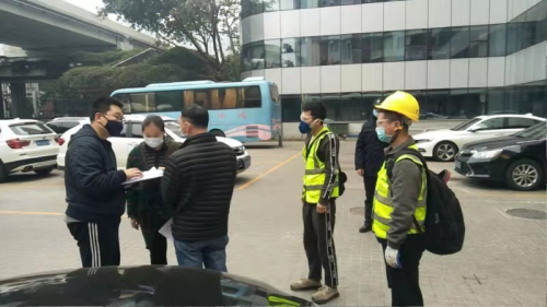 工作人员对广州医药大学口腔附属医院废水预处理设施设置及运维情况、污水去向等信息进行现场核查.jpg