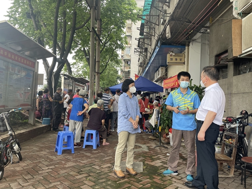 2021-6-2区人大常委会领导带队到昌华街道调研疫情防疫工作_副本.jpg