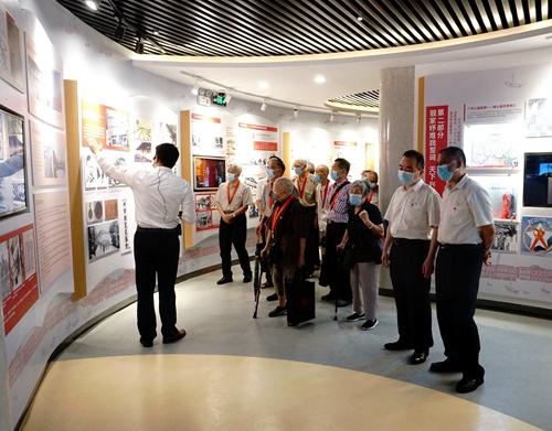 2021-6-29区人大常委会举行“光荣在党50年”纪念章颁发仪式3_副本.jpg