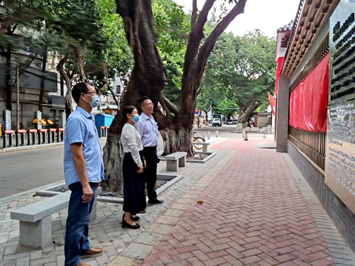 2021-7-7区人大常委会领导走访采芝林药业有限公司了解企业复工复产情况1_副本.jpg