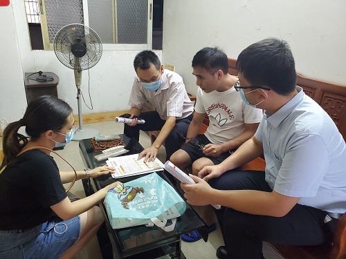 图1：工作人员向困难群众宣讲住房保障政策.jpg