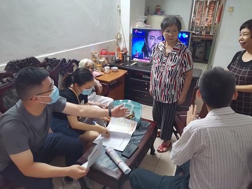 图2：工作人员向困难群众宣讲住房保障政策(1).jpg
