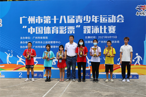 荔湾区代表队（右二）取得团体总分第一名 广州市体育局市管一级调研员周明先与获奖队伍合影.jpg