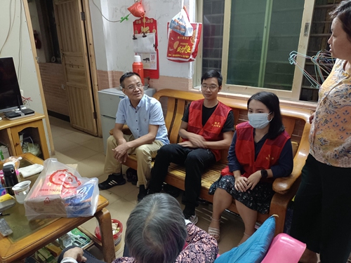2021-10-12人大桥中街道工委组织联组代表开展夜间接待选民活动2_副本.jpg