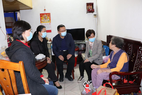 人大代表到彩虹街道慰问困难群众.png