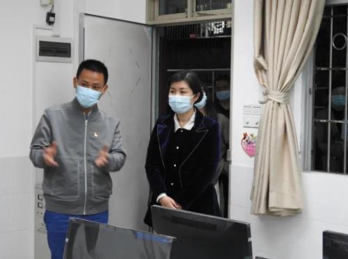 （图：刘黎洪校长介绍致爱学校情况）.jpg