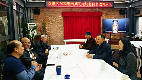 区人大常委会副主任梁福政慰问非遗传承人.jpg