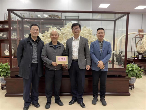 区委常委、区委宣传部部长徐明曦慰问牙雕国家级非遗传承人张民辉.jpg