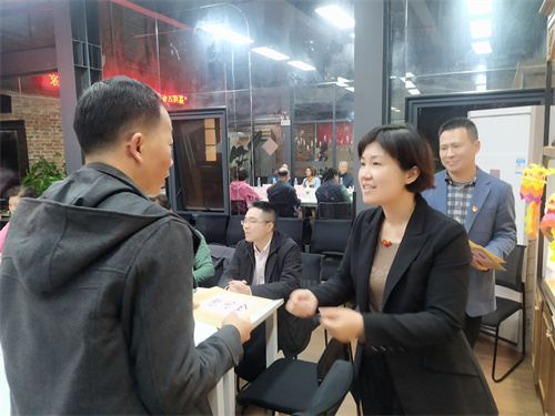 区政府副区长王韵婷慰问非遗传承人.jpg