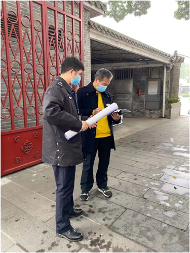 执法人员向景区发放防疫宣传指引.png