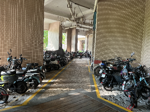 8月，花地街道综合行政执法办指导物业管理公司，解决居民电动自行车停放、充电问题C.png
