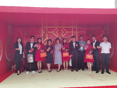 图：参加活动的领导嘉宾与新人们合影留念.jpg