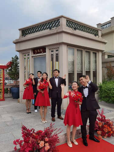 图：新人们展望美好的明天.jpg