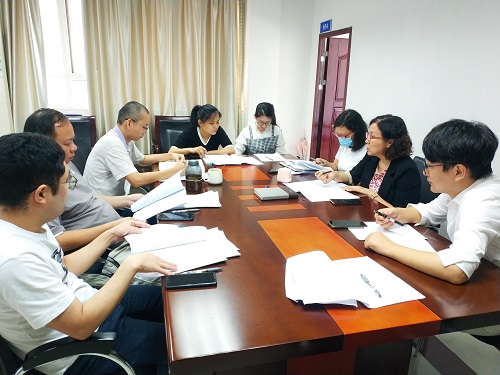 图：区房管住保中心审核人员认真学习共有产权房政策文件.jpg