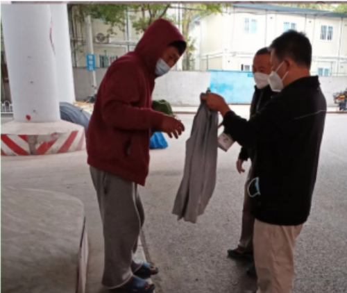 图：区救助小分队开展“携手关爱暖寒冬”关爱活动.png