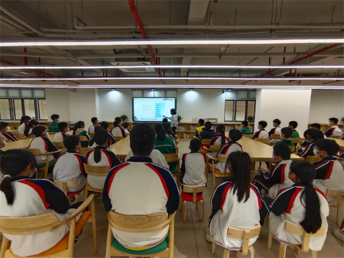 图一：青少年学生认真参与图书馆志愿者基础培训理论.jpg