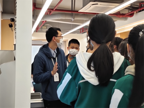 图二：馆员向学生们介绍自助借还机使用.jpg