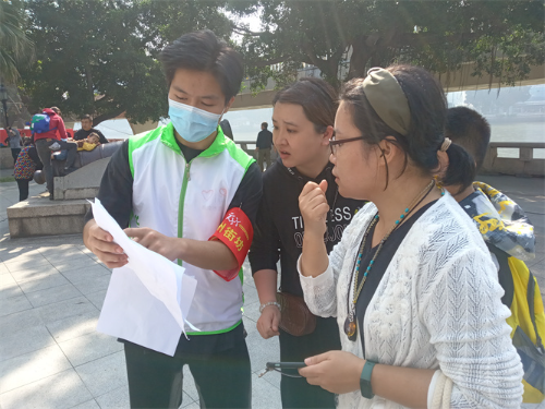 图二：工作人员解答关卡疑问.jpg