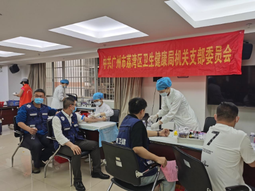 （图：志愿者踊跃献血）.jpg