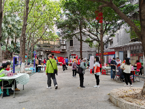 图：公益集市现场.png