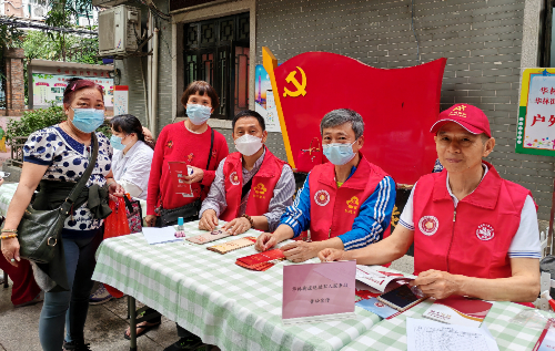 红棉老兵志愿服务队向居民讲解政策法规.png