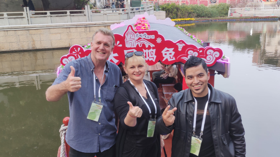 Expats tour floating flower market in Guangzhou&#39;s Liwan Lake Park