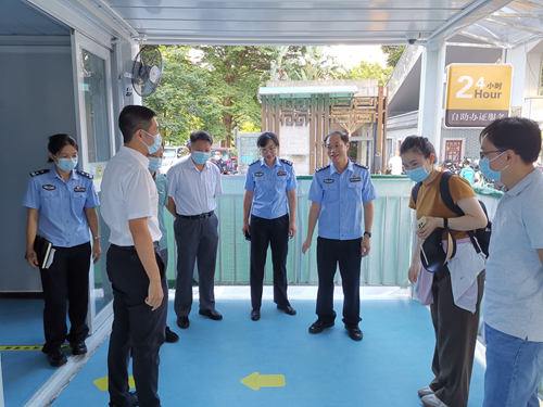 20230706荔湾区金花联组人大代表实地调研荔湾分局增设出入境自助机情况(1)_副本.jpg