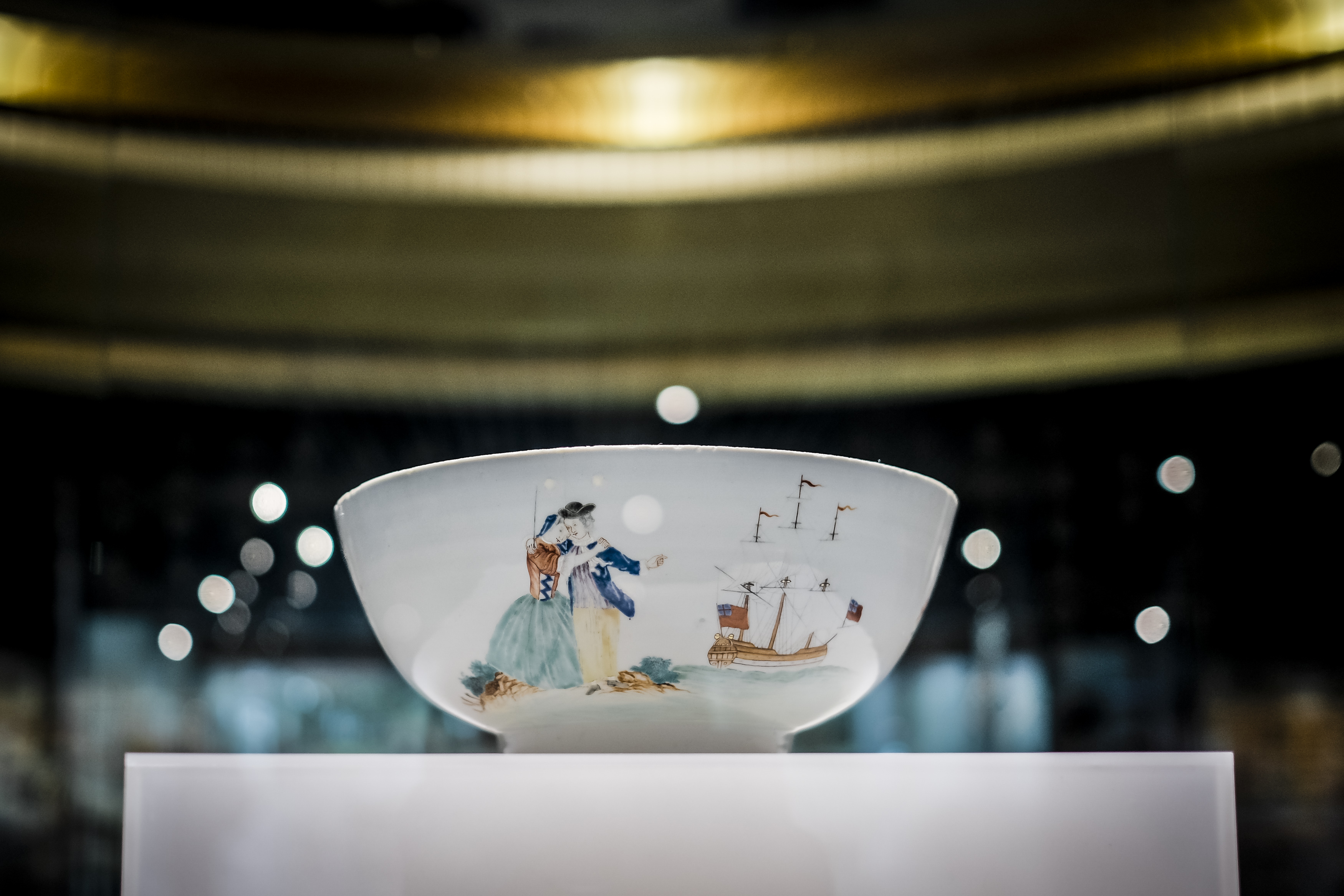 “广彩洋人远航图大碗”产于清代乾隆时期，是外国商船抵达广州后专门制作的纪念品。大碗的中心有“亲爱的伊丽莎白”和“1757”航海年号标识。.jpg