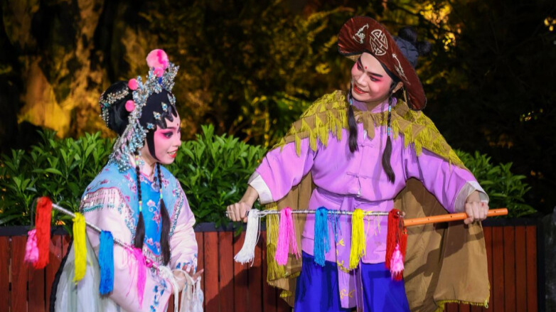 Cantonese opera lovers enjoy immersive art experience in Yongqing Fang