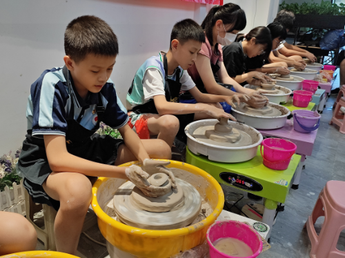 青少年进行拉坯.jpg